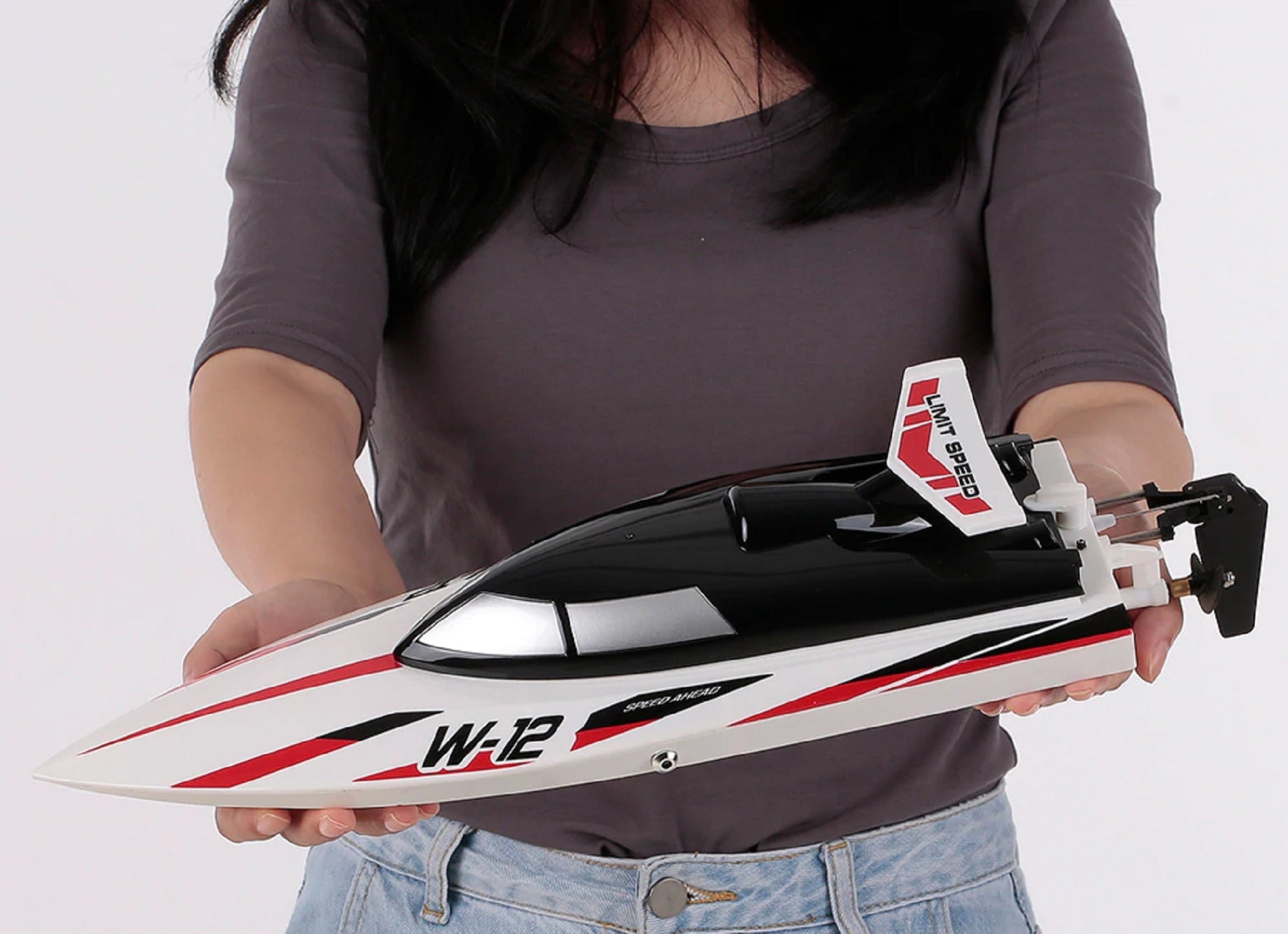 WLtoys WL912 tālvadības ātrlaiva cilvēka rokās izmēra salīdzinājumam