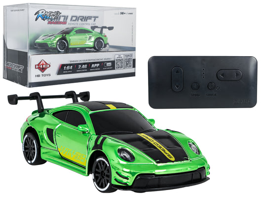 Zaļa mini RC drifta automašīna 1:64 mērogā ar sportisku dizainu, melnu motora pārsegu un aizmugurējo spoileri, komplektā 2,4 GHz tālvadības pults un oriģinālais iepakojums, vadāma arī ar aplikāciju