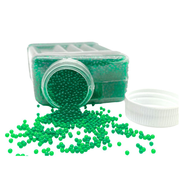 Zaļas 7-8 mm gēla lodītes gel blasteriem izbērtas no pudelītes