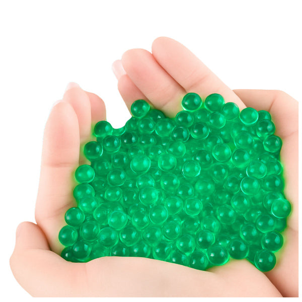 Zaļas 7-8 mm gēla lodītes gel blasteriem plaukstās