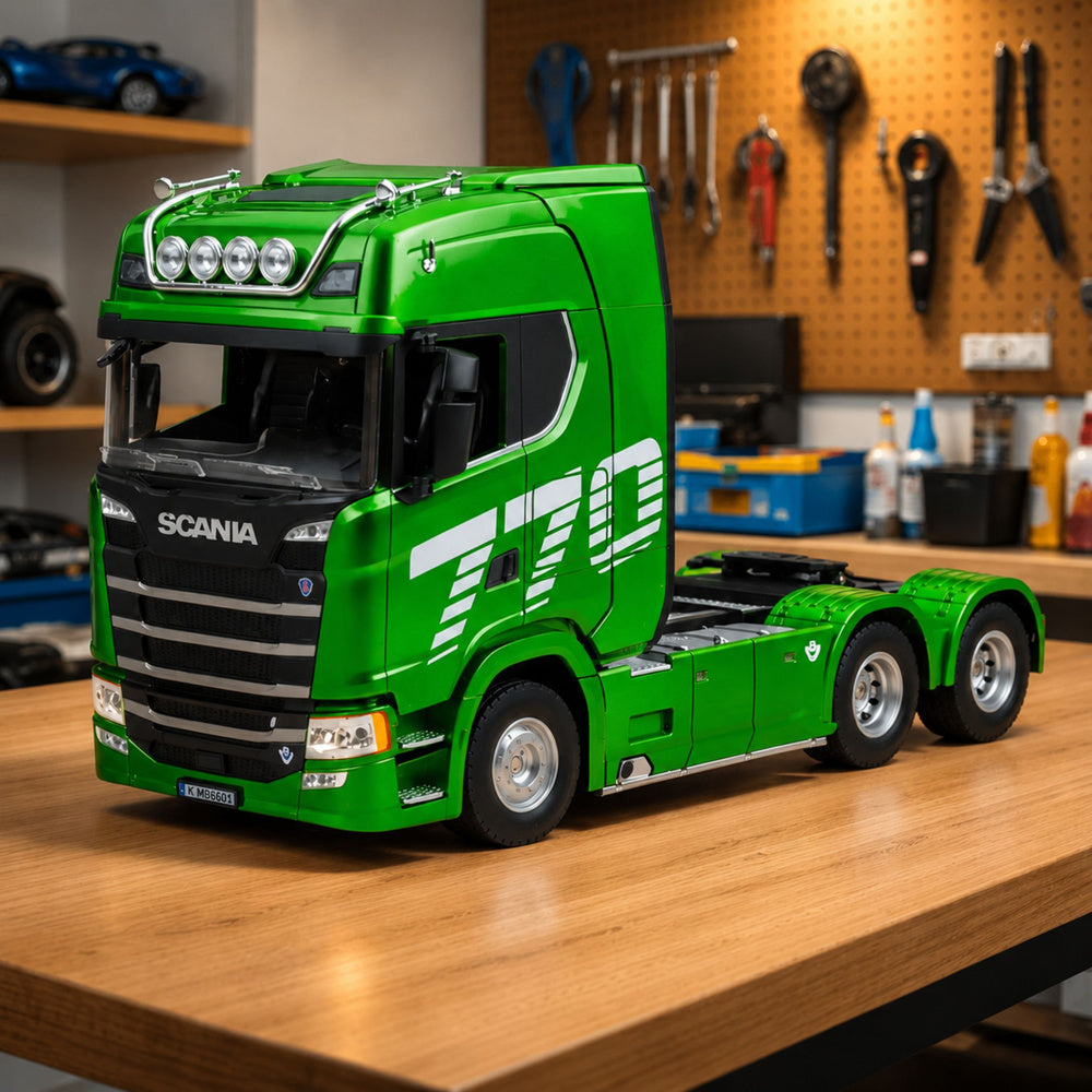Zaļš tālvadības RC Scania kravas vilcējs 1:18 darbnīcas vidē