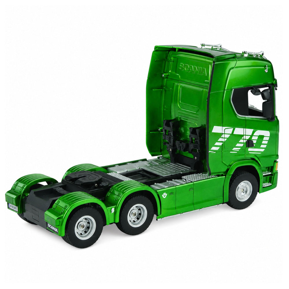Zaļš tālvadības RC Scania kravas vilcējs 1:18 skatā no aizmugures