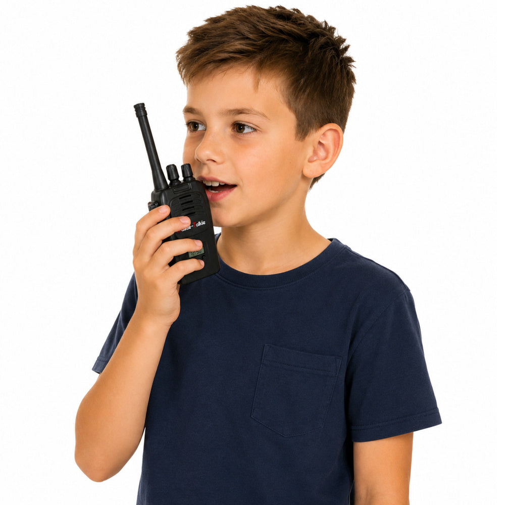 Zēns izmanto melnu Walkie-Talkie rāciju sarunai