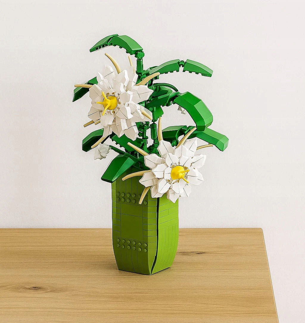 Ziedu konstruktors Flower Studio Epiphyllum ar baltiem ziediem zaļā vāzē uz galda