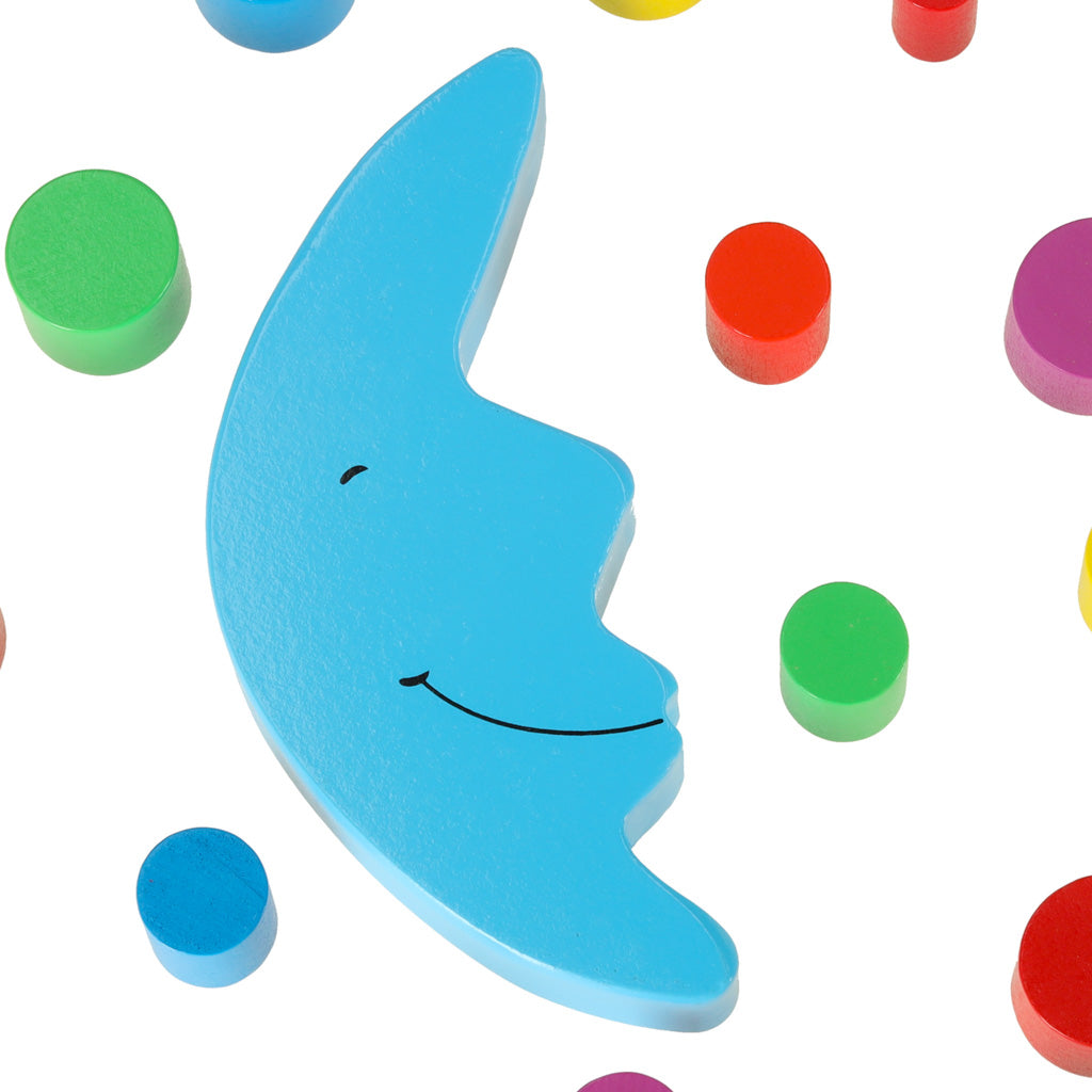 Zila koka mēness formas līdzsvara rotaļlieta ar krāsainiem apaļiem klucīšiem apkārt