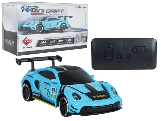 Zila mini RC drifta automašīna 1:64 mērogā ar metāla virsbūvi, melnu motora pārsegu, sacīkšu numuru 67 un lielu aizmugurējo spoileri, komplektā 2,4 GHz tālvadības pults un oriģinālais HB Toys iepakojums, vadāma arī ar mobilo aplikāciju
